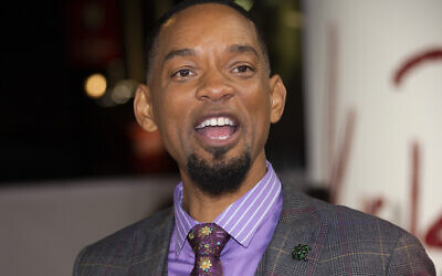 Will Smith pose pour les photographes à la première de "King Richard" à Londres, en Grande-Bretagne, le 17 novembre 2021. (Crédit :   Joel C Ryan/Invision/AP)