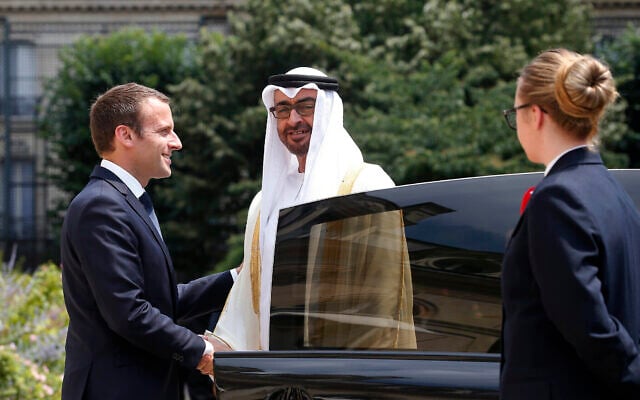 Le président français Emmanuel Macron, à gauche, serre la main du prince héritier d'Abu Dhabi Sheikh Mohammed bin Zayed al-Nahayan, avant une réunion au palais de l'Élysée à Paris, le 21 juin 2017. (Crédit : AP Photo/Thibault Camus, File) Le président français Emmanuel Macron, à gauche, serre la main du prince héritier d'Abu Dhabi Sheikh Mohammed bin Zayed al-Nahayan, avant une réunion au palais de l'Élysée à Paris, le 21 juin 2017. (Crédit : AP Photo/Thibault Camus, File)