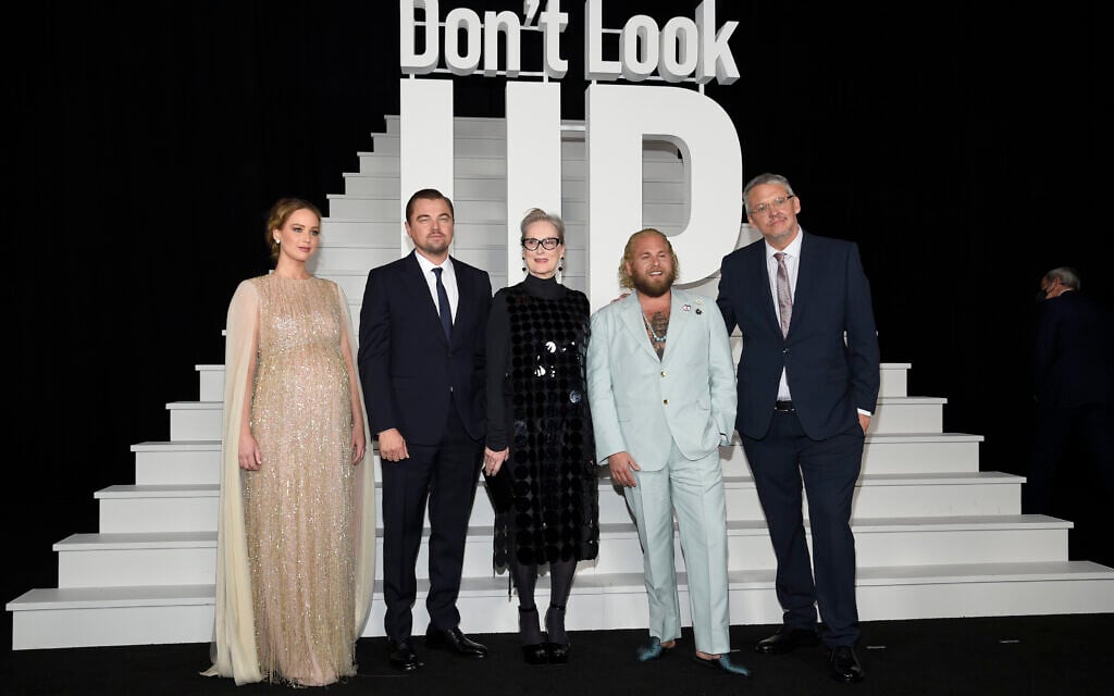 Jennifer Lawrence, de gauche à droite, Leonardo DiCaprio, Meryl Streep, Jonah Hill et le scénariste/réalisateur Adam McKay assistent à la première mondiale de "Don't Look Up" au Jazz at Lincoln Center, le dimanche 5 décembre 2021 à New York. (Crédit : Evan Agostini/Invision/AP) Jennifer Lawrence, de gauche à droite, Leonardo DiCaprio, Meryl Streep, Jonah Hill et le scénariste/réalisateur Adam McKay assistent à la première mondiale de "Don't Look Up" au Jazz at Lincoln Center, le dimanche 5 décembre 2021 à New York. (Crédit : Evan Agostini/Invision/AP)