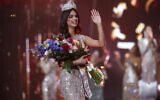 L'Indienne, Harnaaz Sandhu, saluant après avoir été couronnée Miss Univers 2021 lors du 70e concours Miss Univers, à Eilat, en Israël, le 13 décembre 2021. (Crédit : AP Photo/Ariel Schalit)