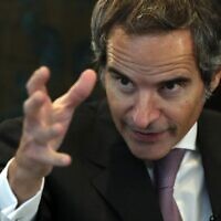 Le directeur général de l'Agence internationale de l'énergie atomique, Rafael Mariano Grossi, accorde une interview à l'Associated Press, à Abu Dhabi, aux Émirats arabes unis, le 14 décembre 2021. (Crédit : AP Photo/Kamran Jebreili)