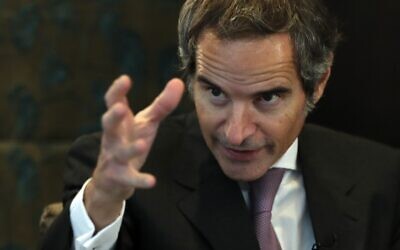 Le directeur général de l'Agence internationale de l'énergie atomique, Rafael Mariano Grossi, accorde une interview à l'Associated Press, à Abu Dhabi, aux Émirats arabes unis, le 14 décembre 2021. (Crédit : AP Photo/Kamran Jebreili)