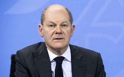 Le chancelier fédéral allemand Olaf Scholz (SPD) s'exprime lors d'une conférence de presse après les consultations sur la pandémie de coronavirus entre le gouvernement fédéral et la Conférence des ministres présidents à la Chancellerie fédérale à Berlin, le mardi 21 décembre 2021. (Crédit : Bernd von Jutrczenka/ Photo de pool via AP)
