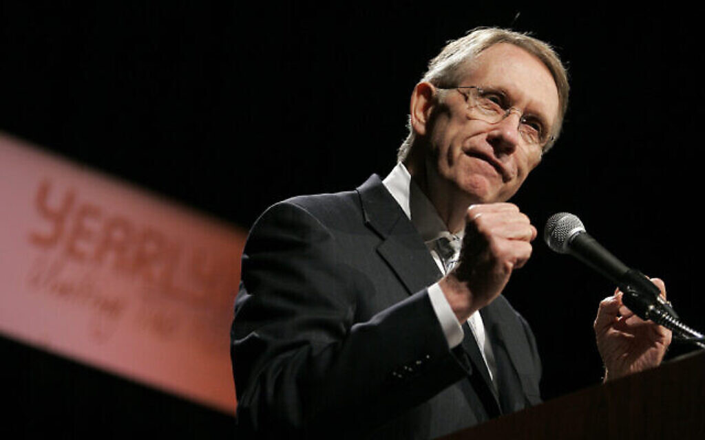 Le leader de la minorité au sénat, le démocrate Harry Reid du Nevada, prononce un discours à la convention Yearly Kos à Las Vegas, le 10 juin 2006. (Crédit : Jae C. Hong/AP) Le leader de la minorité au sénat, le démocrate Harry Reid du Nevada, prononce un discours à la convention Yearly Kos à Las Vegas, le 10 juin 2006. (Crédit : Jae C. Hong/AP)
