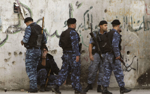 Des policiers palestiniens dans la ville de Naplouse, en Cisjordanie. (Crédit : AP Photo / Nasser Ishtayeh) Des policiers palestiniens dans la ville de Naplouse, en Cisjordanie. (Crédit : AP Photo / Nasser Ishtayeh)