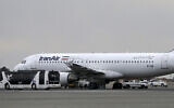 Photo d'illustration : Un avion du transporteur aérien national iranien, Iran Air, est garé à l'aéroport de Mehrabad à Téhéran, en Iran, le 7 février 2016. (Crédit : AP Photo/Vahid Salemi)