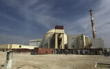 Illustration : Le bâtiment du réacteur de la centrale nucléaire de Bushehr, juste à l'extérieur de la ville méridionale de Bushehr, en Iran, le 26 octobre 2010. (Crédit : Mehr News Agency, Majid Asgaripour/AP)