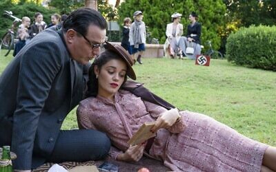 Les acteurs Sophie Charlotte et Rodrigo Lombardi incarnent Aracy de Carvalho et l'écrivain et diplomate brésilien João Guimarães Rosa lors du tournage de "Passeports pour la liberté" en Allemagne en 2020. (Crédit : Globo via JTA)