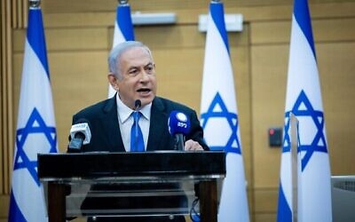 L'ancien Premier ministre Benjamin Netanyahu dirige une réunion de faction de la Knesset de son parti d'opposition, le Likud, le 13 décembre 2021. (Crédit : Yonatan Sindel/Flash90)