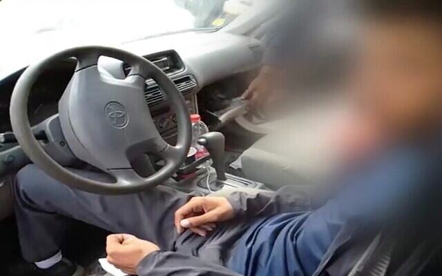 Capture d'écran de la vidéo montrant des officiers de la police israélienne fouillant la voiture d'un chauffeur bédouin qui, selon eux, avait un pistolet dans le véhicule. (Crédit : Treizième chaîne) Capture d'écran de la vidéo montrant des officiers de la police israélienne fouillant la voiture d'un chauffeur bédouin qui, selon eux, avait un pistolet dans le véhicule. (Crédit : Treizième chaîne)
