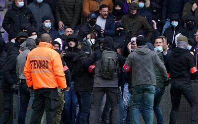 Des fans de football se battent pendant un match entre l'équipe de Beerschot et le Royal Antwerp FC à l'Olympisch Stadion d'Anvers, en Belgique, le 5 décembre 2021. (Crédit : Orange Pictures via JTA)
