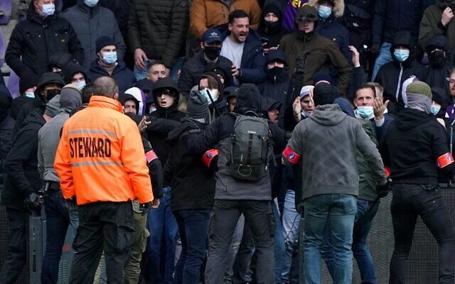 Des fans de football se battent pendant un match entre l'équipe de Beerschot et le Royal Antwerp FC à l'Olympisch Stadion d'Anvers, en Belgique, le 5 décembre 2021. (Crédit : Orange Pictures via JTA) Des fans de football se battent pendant un match entre l'équipe de Beerschot et le Royal Antwerp FC à l'Olympisch Stadion d'Anvers, en Belgique, le 5 décembre 2021. (Crédit : Orange Pictures via JTA)