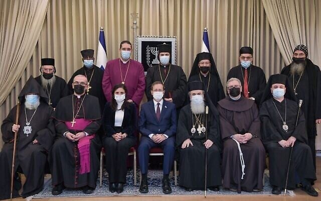Le président Isaac Herzog et la ministre de l'Intérieur Ayelet Shaked (au centre) posent pour une photo avec des chefs religieux chrétiens à Jérusalem, le 29 décembre 2021. (Crédit : Kobi Gideon/GPO) Le président Isaac Herzog et la ministre de l'Intérieur Ayelet Shaked (au centre) posent pour une photo avec des chefs religieux chrétiens à Jérusalem, le 29 décembre 2021. (Crédit : Kobi Gideon/GPO)