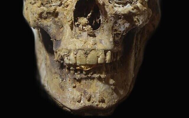 Une langue en or trouvée dans le crâne d'une antique momie en Egypte, décembre 2021. (Crédit : Ministère égyptien du tourisme et des antiquités) Une langue en or trouvée dans le crâne d'une antique momie en Egypte, décembre 2021. (Crédit : Ministère égyptien du tourisme et des antiquités)