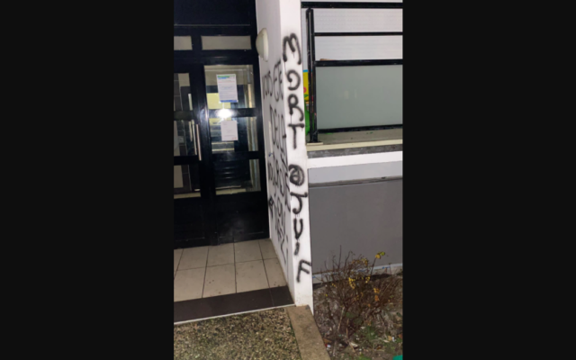 Des tags sur un immeuble du quartier de la Seimaroise à Limeil-Brévannes, dans le Val-de-Marne, en décembre 2021. (Crédit : capture d’écran Twitter)