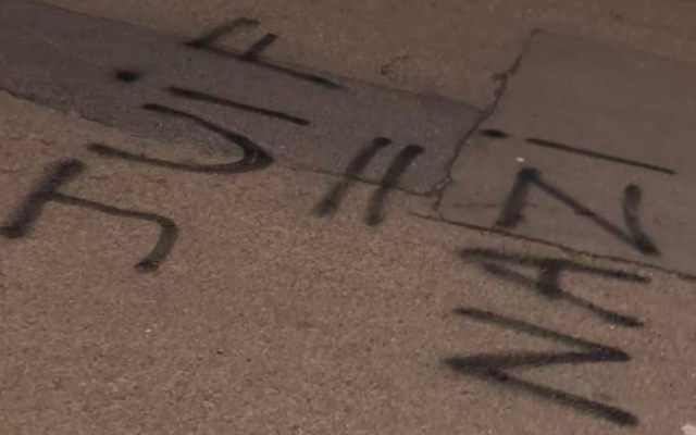 Un graffiti antisémite à Uccle, en Belgique, en décembre 2021. (Crédit : Steve Diamant / Twitter)
