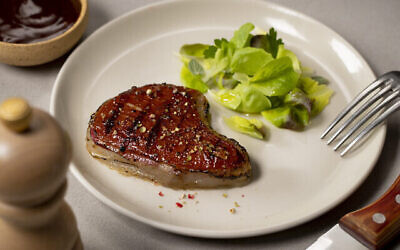 La startup israélienne MeaTech spécialisée dans la technologie alimentaire affirme avoir imprimé en 3D un steak cultivé de 3,67 oz, le plus grand à ce jour. Décembre 2021. (Shlomi Arbiv)