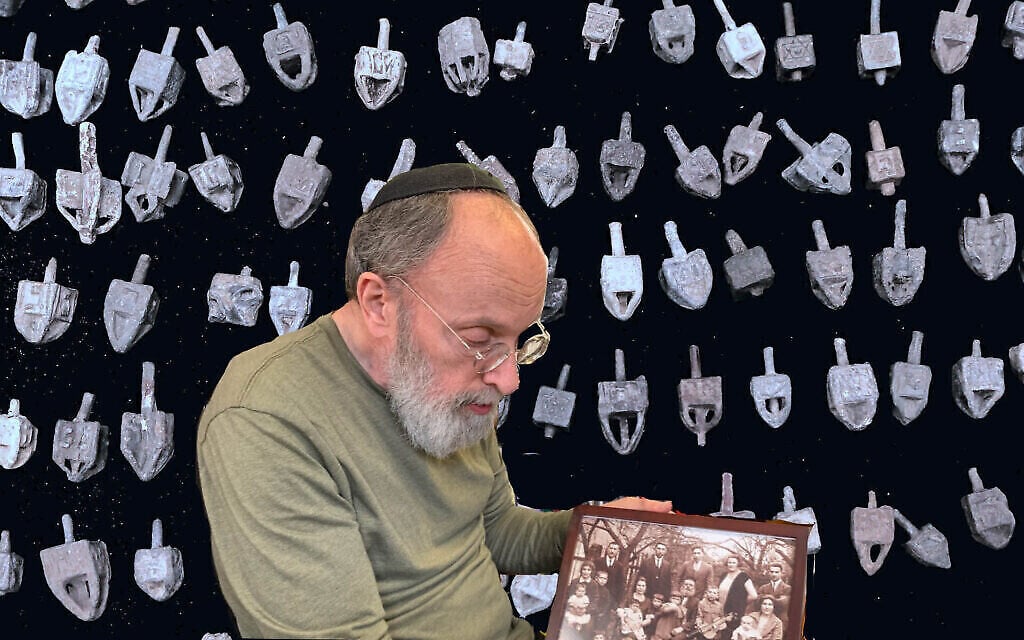 Arthur Kurzweil a rencontré pour la première fois des amulettes et des dreidels déterrés par des chasseurs de trésors lors d'un voyage dans la ville natale de son père en Pologne. Aujourd'hui, il en a collectionné des milliers. (Crédit : photo de Shira Hanau/JTA ; arrière-plan avec l'aimable autorisation de Kurzweil)