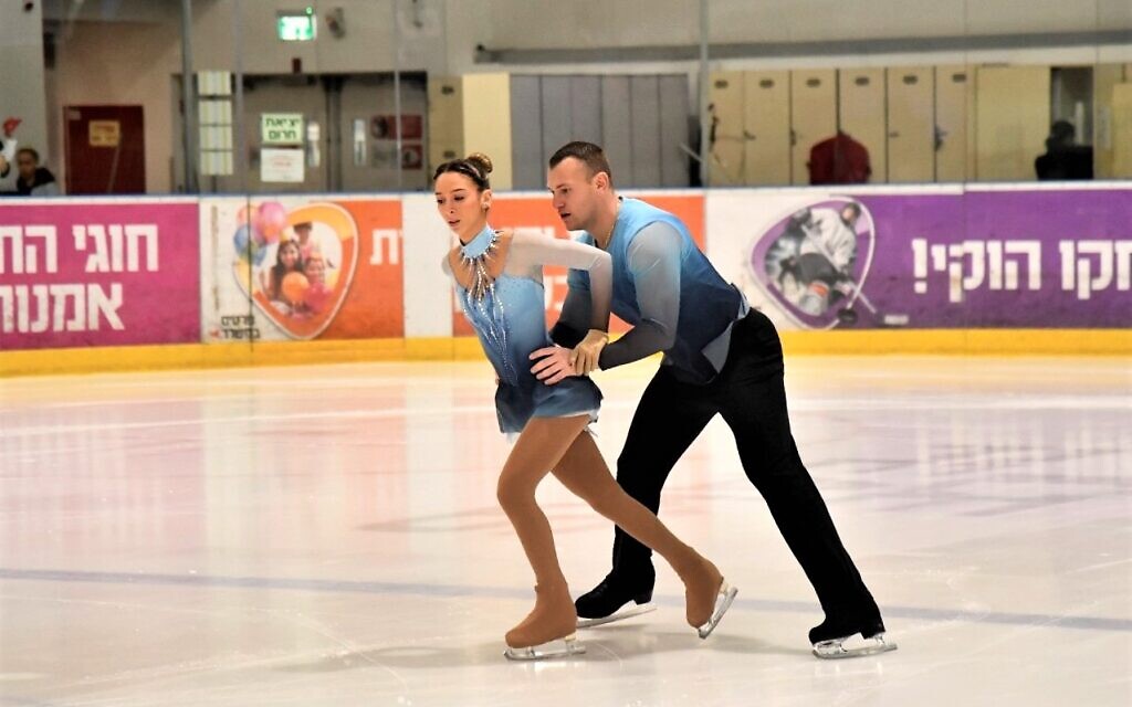 Evgeni Krasnopolski et Hailey Kopps participent à une compétition locale à la patinoire de Holon Ice Peaks en décembre 2021. (Crédit : Amit Shisel/Comité olympique israélien)