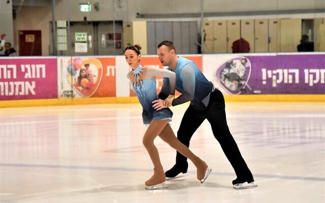 Evgeni Krasnopolski et Hailey Kopps participent à une compétition locale à la patinoire de Holon Ice Peaks en décembre 2021. (Crédit : Amit Shisel/Comité olympique israélien)