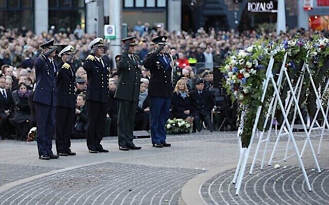 Des soldats saluent pendant la commémoration officielle des victimes de la Shoah et des victimes de guerre à Amsterdam, aux Pays-Bas, le 4 mai 2019. (Crédit : Ministerie van Defensie via JTA) Des soldats saluent pendant la commémoration officielle des victimes de la Shoah et des victimes de guerre à Amsterdam, aux Pays-Bas, le 4 mai 2019. (Crédit : Ministerie van Defensie via JTA)