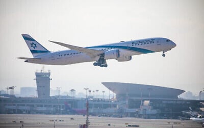 Un vol El Al décolle de l'aéroport international Ben Gurion, le 25 octobre 2021. (Crédit : Yossi Aloni/Flash90)