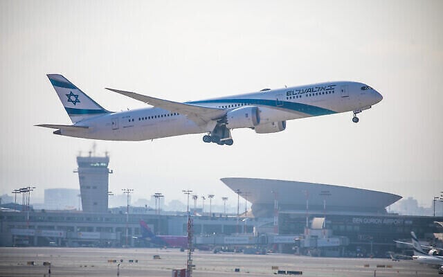 Un vol El Al décolle de l'aéroport international Ben Gurion, le 25 octobre 2021. (Crédit : Yossi Aloni/Flash90) Un vol El Al décolle de l'aéroport international Ben Gurion, le 25 octobre 2021. (Crédit : Yossi Aloni/Flash90)