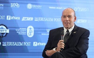 Le contrôleur d'Etat Matanyahu Englman lors d'une conférence à Herzliya, le 7 décembre 2021. (Crédit : Marc Israël Salem)