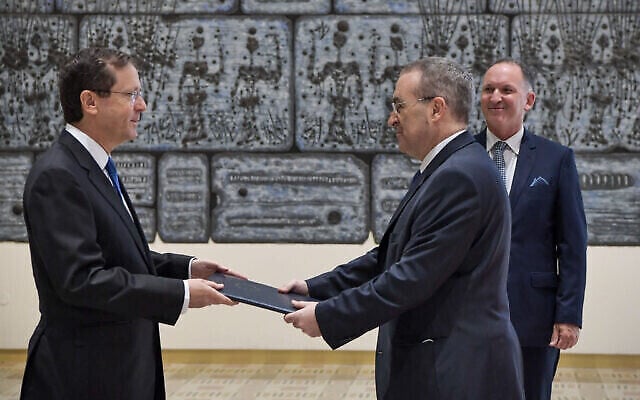 Le nouvel ambassadeur de l'UE en Israël, Dimiter Tzantchev, présente ses lettres de créance au président Isaac Herzog, à Jérusalem, le 6 décembre 2021. (Crédit : Kobi Gideon/GPO) Le nouvel ambassadeur de l'UE en Israël, Dimiter Tzantchev, présente ses lettres de créance au président Isaac Herzog, à Jérusalem, le 6 décembre 2021. (Crédit : Kobi Gideon/GPO)