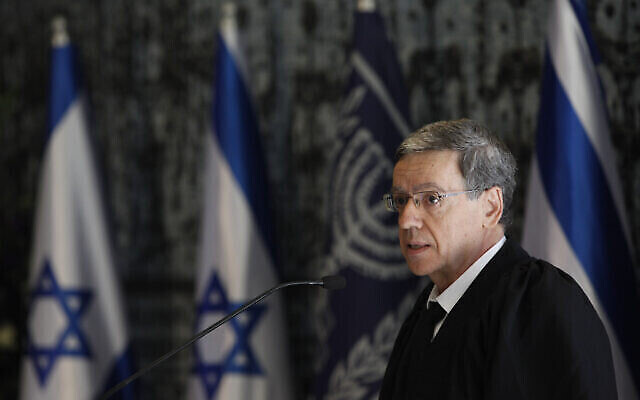 Le juge de la Cour suprême Menachem (Meni) Mazuz à la résidence du président à Jérusalem, le 10 novembre 2014. (Yonatan Sindel/Flash90) Le juge de la Cour suprême Menachem (Meni) Mazuz à la résidence du président à Jérusalem, le 10 novembre 2014. (Yonatan Sindel/Flash90)