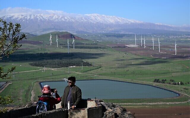Des personnes visitent un point de vue sur le Mont Bental, qui surplombe la frontière avec la Syrie, sur le plateau du Golan, le 12 mars 2021. (Michael Giladi/Flash90) Des personnes visitent un point de vue sur le Mont Bental, qui surplombe la frontière avec la Syrie, sur le plateau du Golan, le 12 mars 2021. (Michael Giladi/Flash90)
