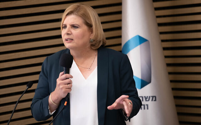 La ministre israélienne de l'Économie Orna Barbivai à Jérusalem, le 14 juin 2021. (Crédit : Sraya Diamant/FLASH90) La ministre israélienne de l'Économie Orna Barbivai à Jérusalem, le 14 juin 2021. (Crédit : Sraya Diamant/FLASH90)
