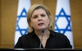 La ministre israélienne de l'Économie Orna Barbivai assiste à une conférence de presse au Parlement israélien pour discuter des conditions de travail des internes en médecine israélienne, qui ont manifesté par centaines ces dernières semaines, le 6 octobre 2021. (Crédit : Yonatan Sindel/Flash90)