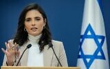 La ministre de l'Intérieur Ayelet Shaked lors d'une conférence de presse au ministère des Finances de Jérusalem, le 31 octobre 2021. (Crédit : Yonatan Sindel/Flash90)
