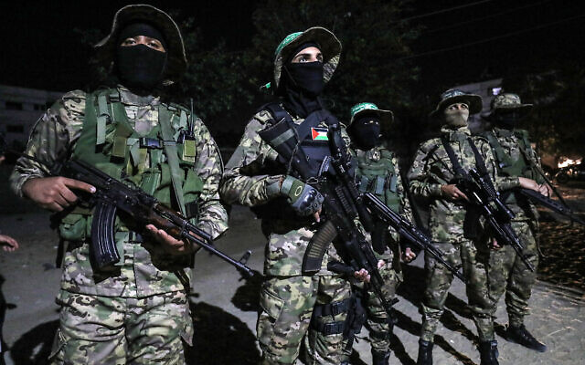 Les membres de l'aile armée du Hamas lors de funérailles d'un membre du groupe terroriste à Rafah, dans le sud de la bande de Gaza, le 15 novembre 2021. (Crédit : Abed Rahim Khatib/Flash90) Les membres de l'aile armée du Hamas lors de funérailles d'un membre du groupe terroriste à Rafah, dans le sud de la bande de Gaza, le 15 novembre 2021. (Crédit : Abed Rahim Khatib/Flash90)