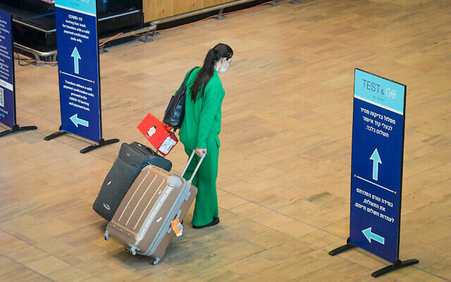 Une voyageuse arrive à l'ère de dépistage à la COVID-19 à l'aéroport international Ben-Gurion, le 28 novembre 2021. (Crédit : Avshalom Sassoni/Flash90)