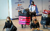 Voyageurs arrivant à l'aéroport Ben Gurion, le 28 novembre 2021. (Avshalom Sassoni/Flash90)