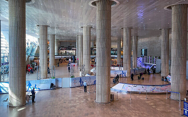 Le hall des arrivées de l'aéroport Ben Gurion, le 28 novembre 2021. (Avshalom Sassoni/Flash90)