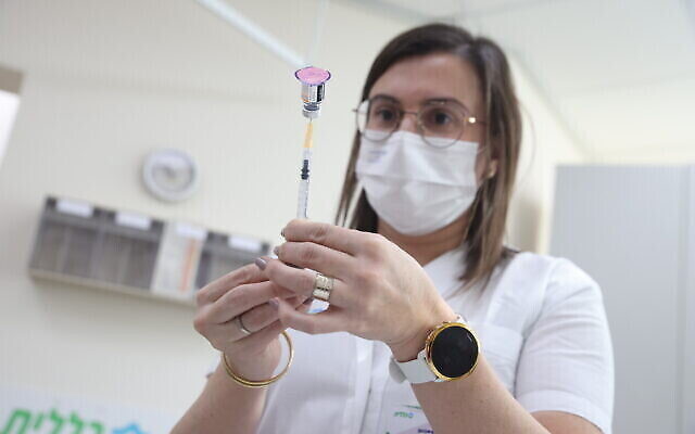 Une infirmière prépare une dose de vaccin dans le cadre de la campagne de vaccination des enfants de 5 à 11 ans dans un centre de la Clalit à Safed, dans le nord du pays, le 29 novembre 2021. (Crédit : David Cohen/Flash90) Une infirmière prépare une dose de vaccin dans le cadre de la campagne de vaccination des enfants de 5 à 11 ans dans un centre de la Clalit à Safed, dans le nord du pays, le 29 novembre 2021. (Crédit : David Cohen/Flash90)