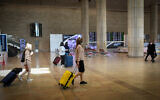 Des voyageurs à l'aéroport international Ben Gurion, le 29 novembre 2021. (Crédit : Flash90)