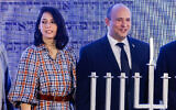 Le Premier ministre Naftali Bennett et son épouse Gilat assistent à une cérémonie de Hanoukka à Jérusalem, le 29 novembre 2021. (Crédit : Olivier Fitoussi/Flash90).