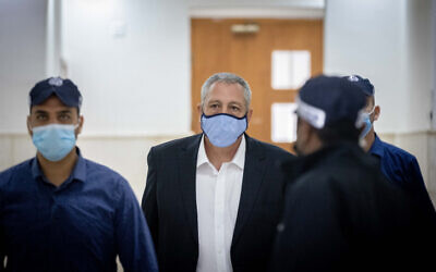 Nir Hefetz arrive à la Cour de district de Jérusalem, le 30 novembre 2021. (Crédit :  Yonatan Sindel/Flash90)