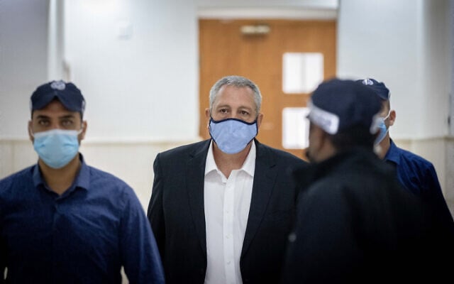 Nir Hefetz arrive à la Cour de district de Jérusalem, le 30 novembre 2021. (Crédit : Yonatan Sindel/Flash90) Nir Hefetz arrive à la Cour de district de Jérusalem, le 30 novembre 2021. (Crédit : Yonatan Sindel/Flash90)