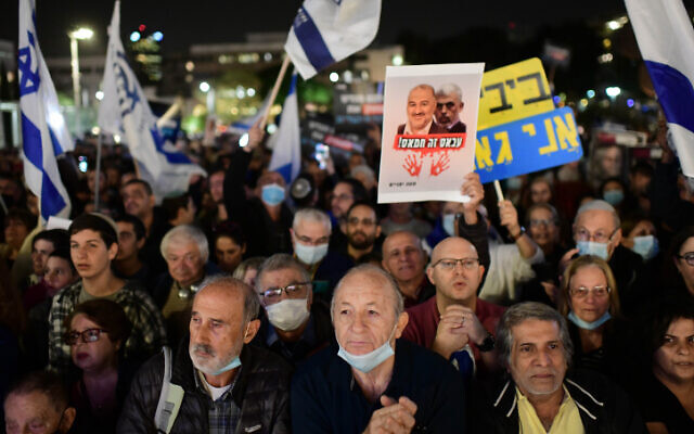Des activistes de droite et du Likud protestent contre le gouvernement israélien à Tel Aviv, le 7 décembre 2021. (Crédit : Tomer Neuberg/Flash90) Des activistes de droite et du Likud protestent contre le gouvernement israélien à Tel Aviv, le 7 décembre 2021. (Crédit : Tomer Neuberg/Flash90)