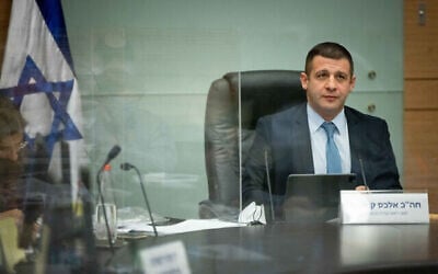 Le président de la Commission des Finances Alex Kushnir lors d'une réunion de la commission à la Knesset, le 7 décembre 2021. (Crédit : Yonatan Sindel/Flash90)