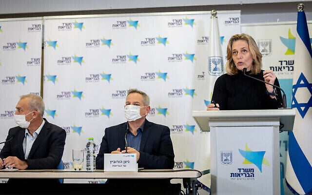 La Dr Sharon Alroy-Preis, cheffe des services de santé publique au ministère de la Santé, lors d'une conférence de presse à Jérusalem le 12 décembre 2021. A sa droite, le ministre de la Santé Nitzan Horowitz et le directeur général du ministère de la Santé Nachman Ash. (Crédit : Yonatan Sindel/Flash90) La Dr Sharon Alroy-Preis, cheffe des services de santé publique au ministère de la Santé, lors d'une conférence de presse à Jérusalem le 12 décembre 2021. A sa droite, le ministre de la Santé Nitzan Horowitz et le directeur général du ministère de la Santé Nachman Ash. (Crédit : Yonatan Sindel/Flash90)