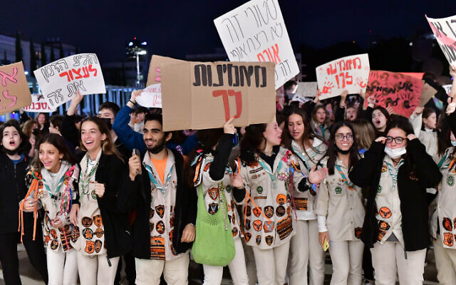De jeunes Israéliens protestent contre le harcèlement et les agressions sexuelles dans leurs écoles, sur la place Habima à Tel Aviv, le 14 décembre 2021. (Crédit : Tomer Neuberg/Flash90)