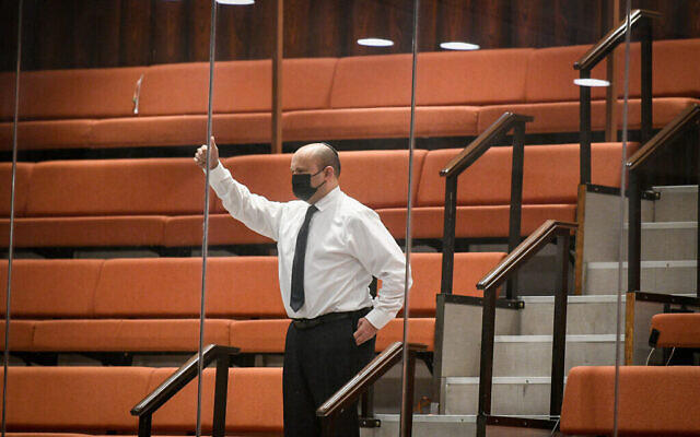 Le Premier ministre israélien Naftali Bennett isolé lors d'une séance plénière à la Knesset le 15 décembre 2021. (Crédit : Arie Leib Abrams/Flash90) Le Premier ministre israélien Naftali Bennett isolé lors d'une séance plénière à la Knesset le 15 décembre 2021. (Crédit : Arie Leib Abrams/Flash90)