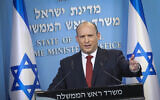 Le Premier ministre Naftali Bennett lors d'une conférence de presse au Bureau du Premier ministre de Jérusalem, le 19 décembre 2021. (Crédit : Marc Israel Sellem/POOL)