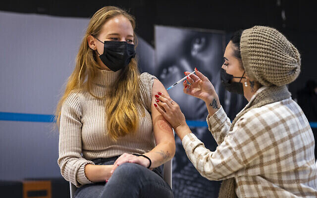 Une femme se fait vacciner au centre commercial Malcha à Jérusalem, le 23 décembre 2021. (Crédit : Olivier Fitoussi/Flash90) Une femme se fait vacciner au centre commercial Malcha à Jérusalem, le 23 décembre 2021. (Crédit : Olivier Fitoussi/Flash90)